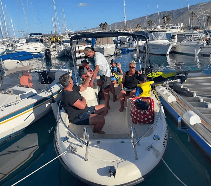 Self rented – Boat without license – 4